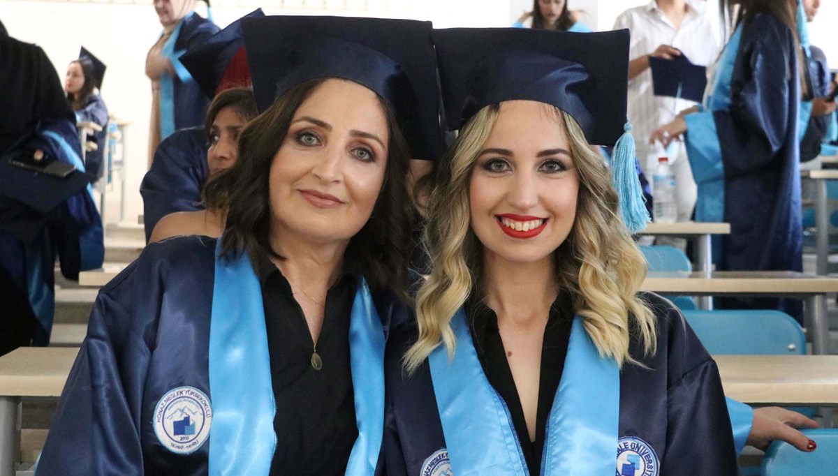 Anne ile kızı sınıfta sıra arkadaşı olup, birlikte mezun oldu Anne ile kızı sınıfta sıra arkadaşı olup, birlikte mezun oldu