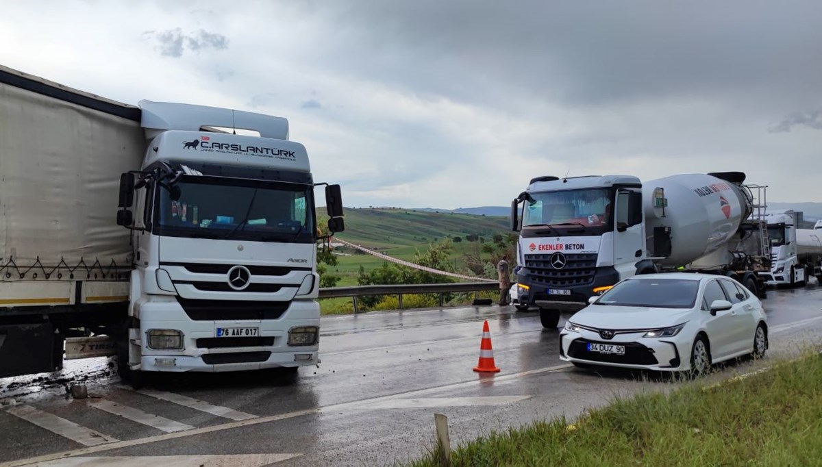 Kayganlaşan yolda makaslayan TIR ulaşımı aksattı