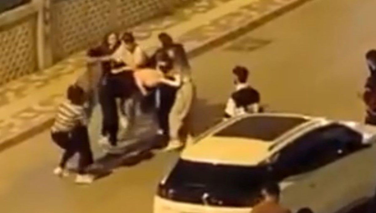 Kadınlar birbirine girdi, erkekler izledi: O anlar böyle görüntülendi Kadınlar birbirine girdi, erkekler izledi: O anlar böyle görüntülendi