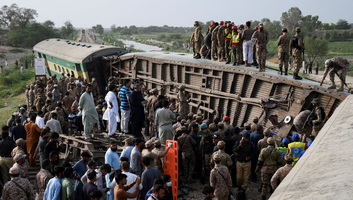 Pakistan'da tren faciası: En az 30 ölü, 90'dan fazla yaralı