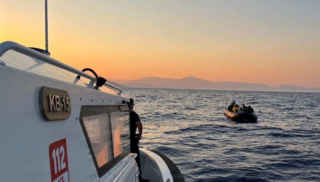 Muğla'da sürüklenen bottaki 24 düzensiz göçmen kurtarıldı