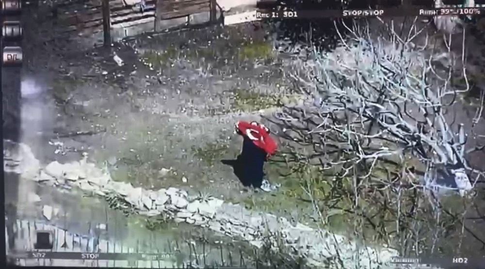 Polis helikopterine bayrak sallayan Ayşe teyze: "Ağlaya ağlaya içeri girdim, çok duygulandım" 76 rB9uPI83zUe z0omZh1IGQ