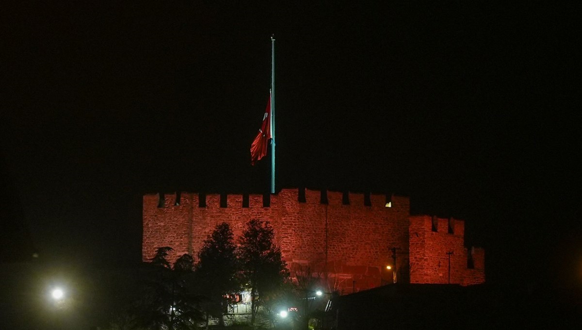 Milli yas ilanının ardından Türkiye'de bayraklar yarıya indirildi