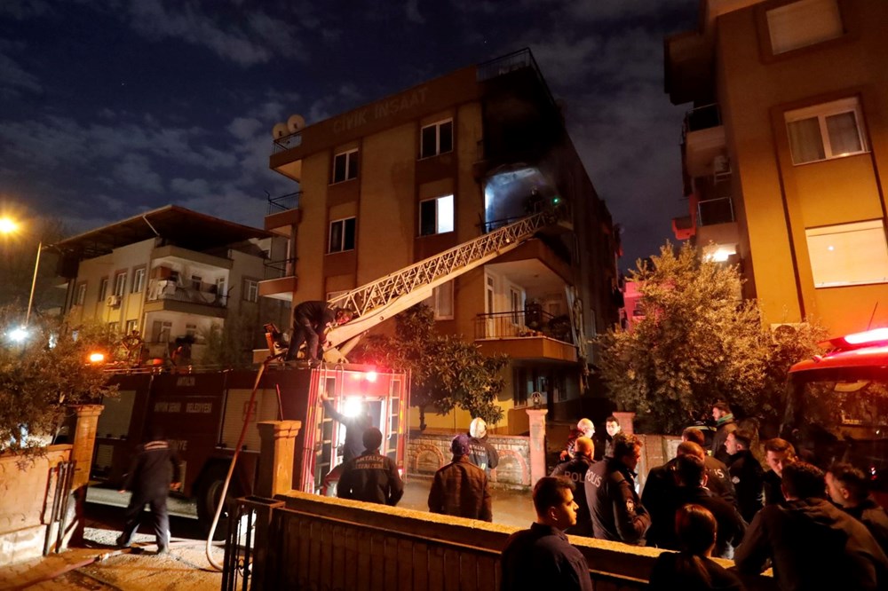 Balkona stoklanan telefonu bataryaları bomba gibi patladı: Mahalleli panikle sokağa döküldü - 3