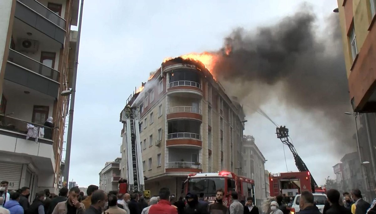 Esenyurt'ta 5 katlı iki apartmanın çatısında yangın