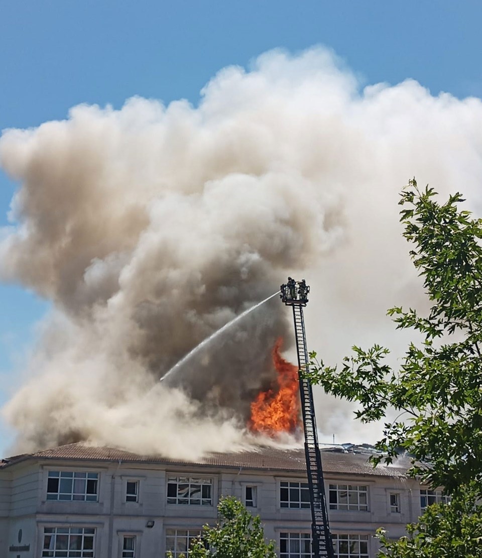 SON DAKİKA HABERİ: Bağcılar'da okul çatısında yangın - 1