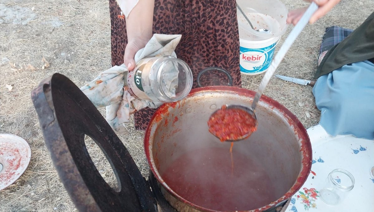 30 kilodan 50 kavanoz çıkıyor: 2 saat kaynatılarak hazırlanıyor