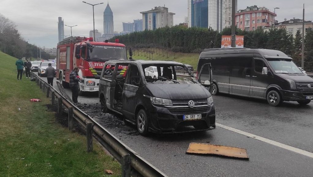 TEM Otoyolu'nda seyir halindeki minibüs yandı