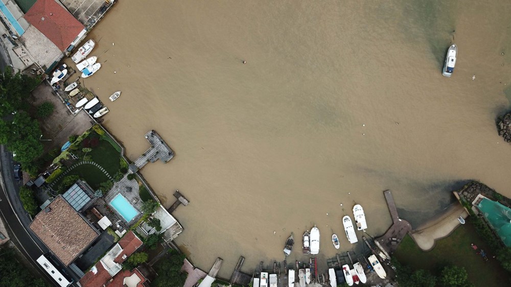 İstanbul'da şiddetli yağış: Yollar göle döndü, boğaza çamurlu su aktı - 27