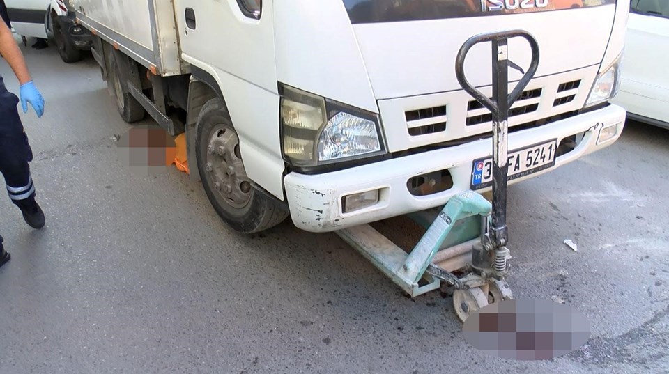 İstanbul Fatih'te bir kadın kamyonun altında kalarak can verdi - 2