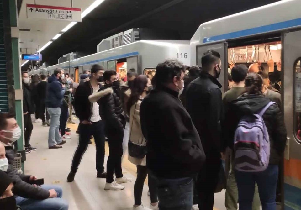 İstanbul metrosunda arıza: Sosyal mesafe unutuldu - 1