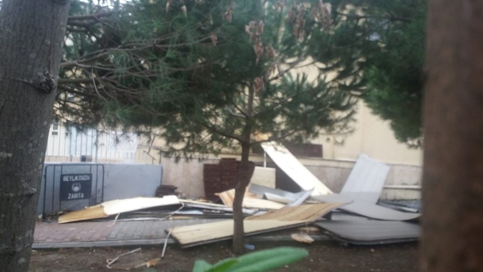İstanbul'da şiddetli rüzgar okul çatısını uçurdu - 1