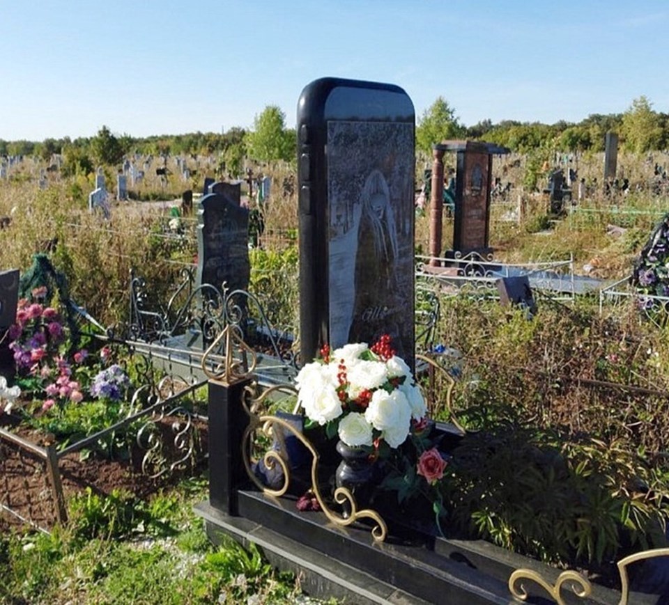 Rusya'da iPhone şeklinde mezar taşı - 2