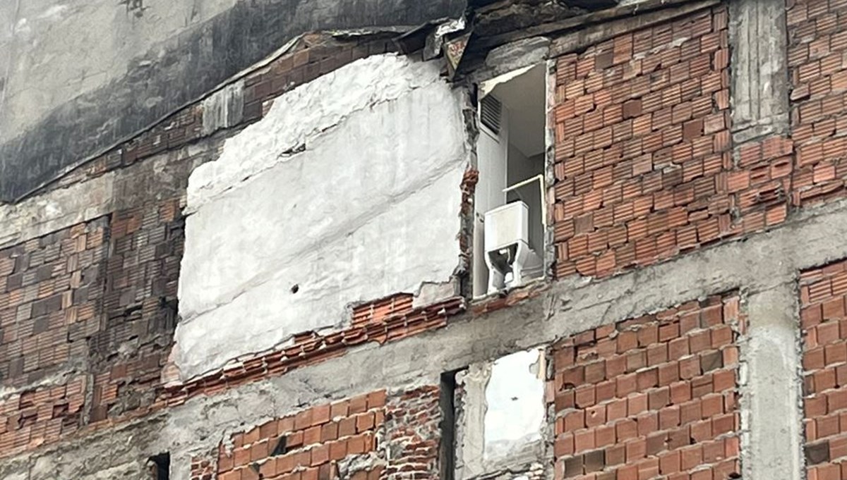 İstanbul'da kentsel dönüşüm! Kepçe yıktı, yan binadaki tuvalet açıkta kaldı İstanbul'da kentsel dönüşüm! Kepçe yıktı, yan binadaki tuvalet açıkta kaldı