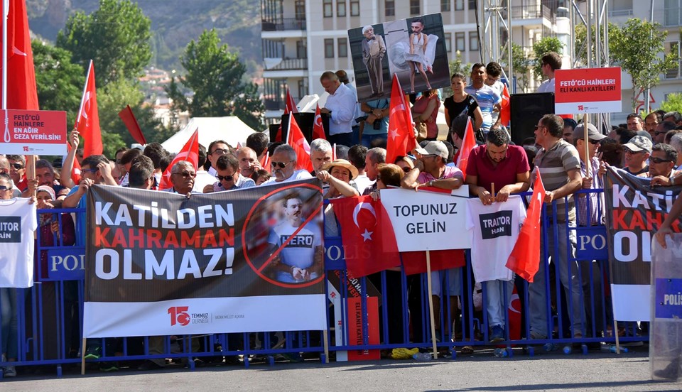 "Hero" tişörtü giyen Erdoğan'a suikast girişimi sanığına protesto - 1