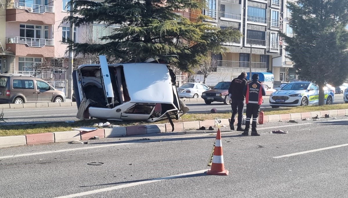 Tavşanlı'da TIR ile otomobil çarpıştı: 3 yaralı