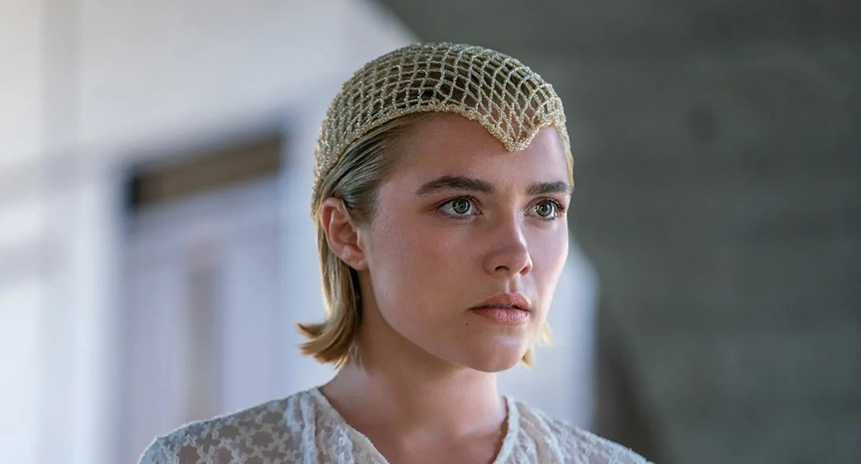 İngiliz oyuncu Florence Pugh'ün yüzüne obje fırlatıldı - 1