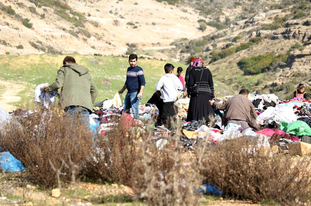 Depremzedelere giden binlerce kıyafeti yol kenarına attılar - 7