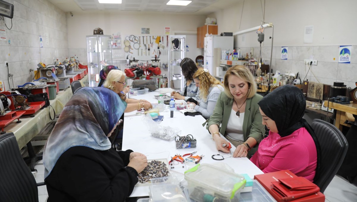 Kadınların emeğiyle takıya dönüşüyor: Aile bütçesine katkı sağlanıyor