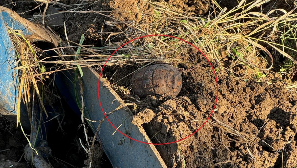 Tarlayı sürerken Yunan işgalinden kalma el bombası buldu