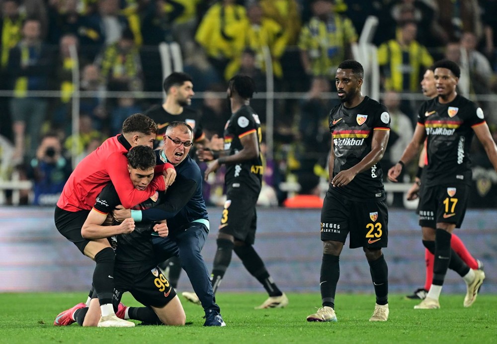 Maç sonu Kadıköy karıştı: 90+4'teki şokun ardından taraftarlar basın tribününe girdi - 1