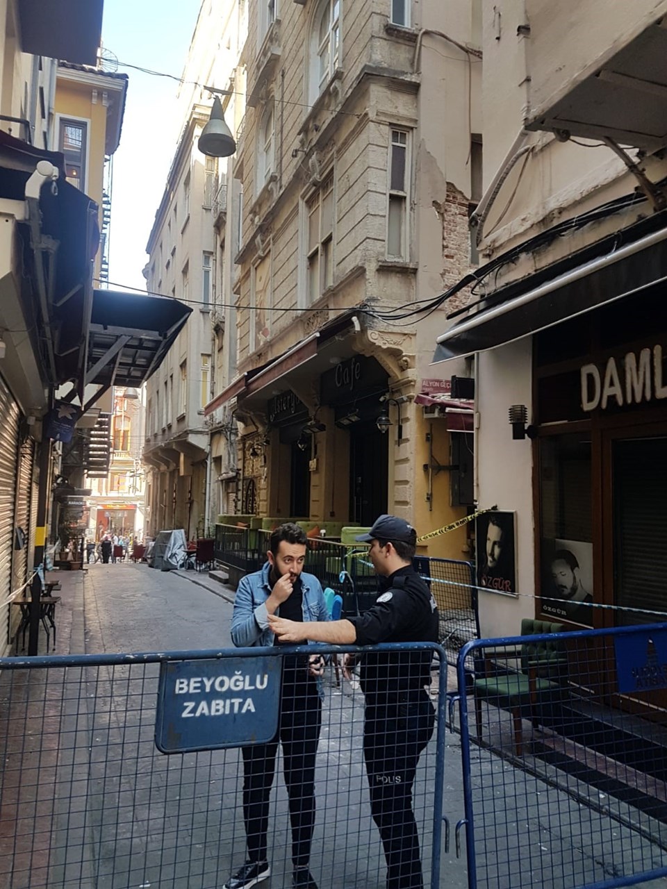 İstanbul Beyoğlu'da binada çökme riski: Sokak kapatıldı - 2