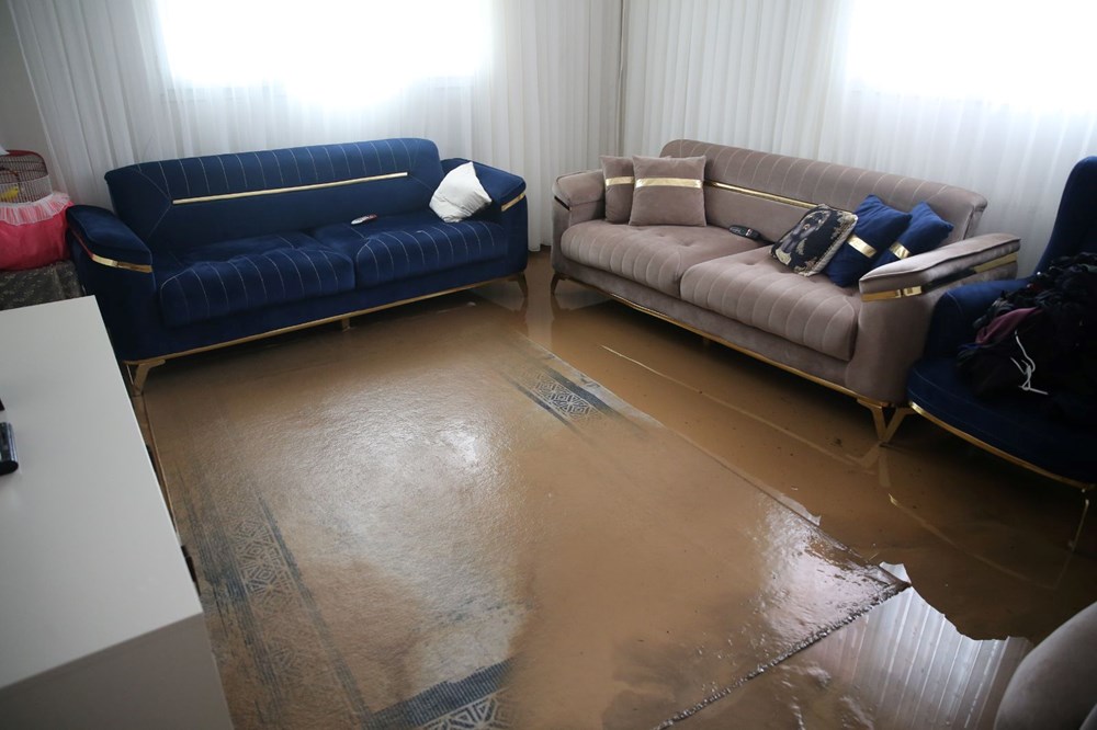 Hatay'da şiddetli sağanak: Engelli kadın tekerlekli sandalyesiyle suya kapıldı - 4