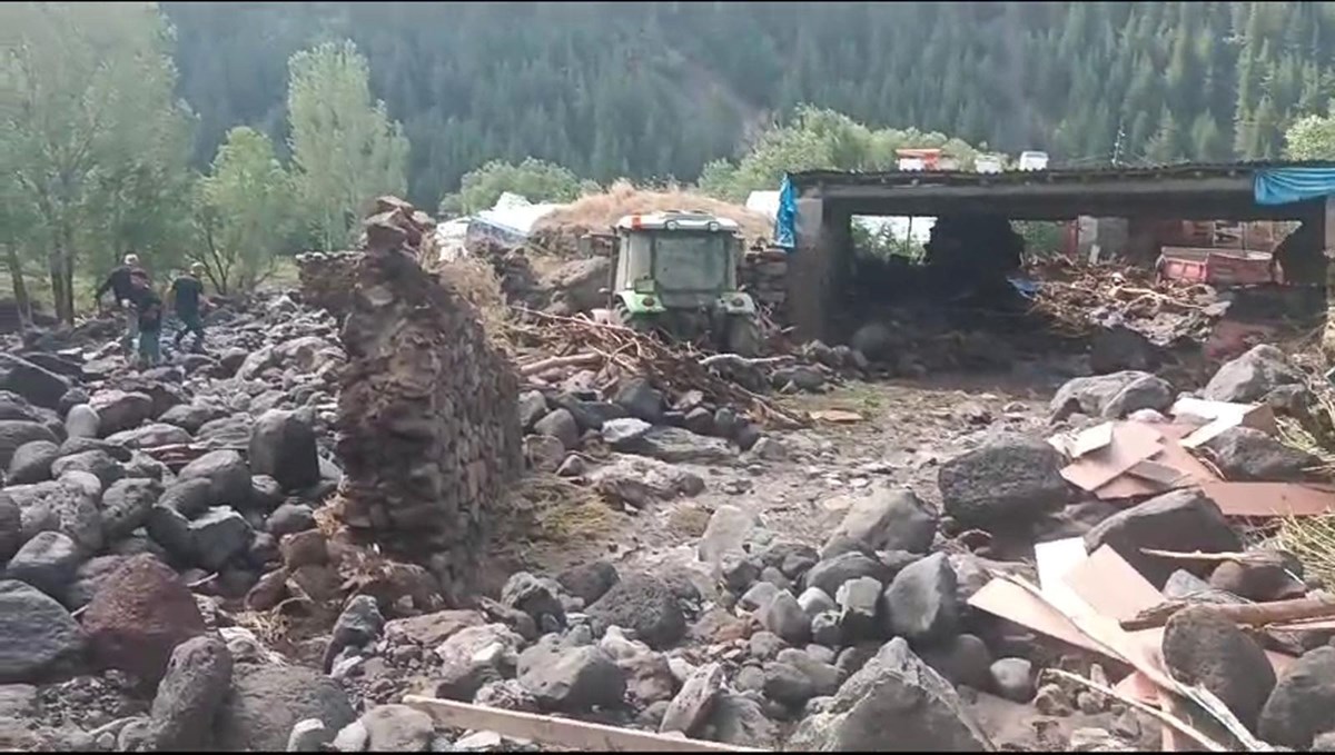 Erzurum’da şiddetli sağanak sele neden oldu: Araçlar sürüklendi, evler kullanılamaz hale geldi