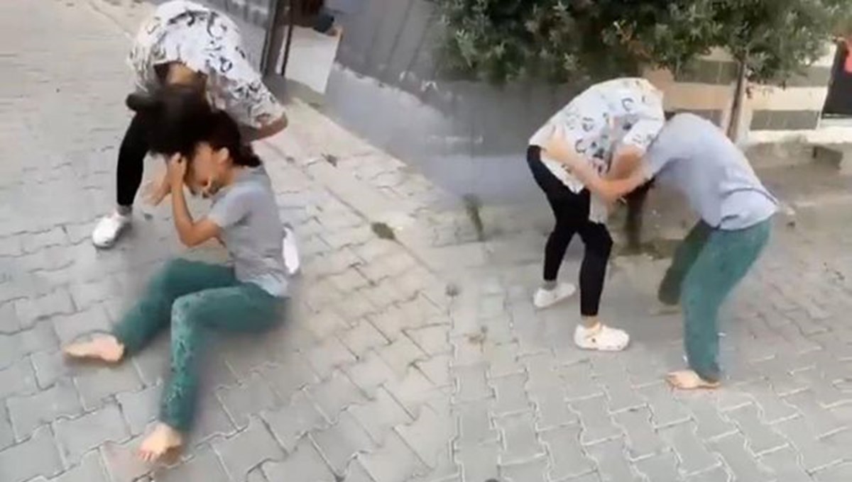 İzmir’de kızlar kavga etti: Görüntüler tepki çekti İzmir’de kızlar kavga etti: Görüntüler tepki çekti