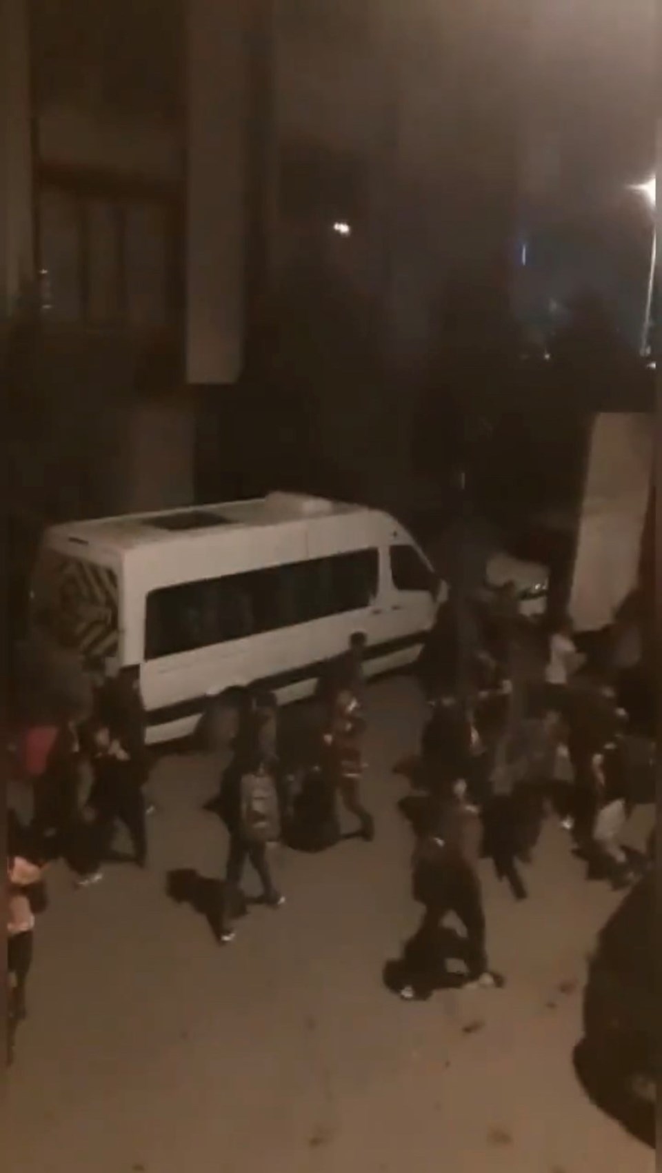 Kamyonla İstanbul'a getirilen 143 kaçak göçmen yakalandı - 1