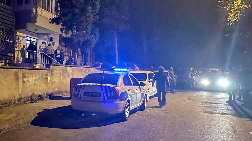 Polisi bıçakladı, ayağından vurularak yakalandı - 1