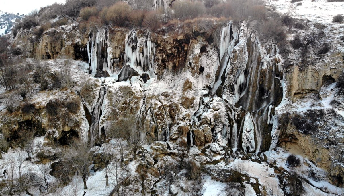 Hava eksi 15 dereceye düştü: Girlevik Şelalesi dondu