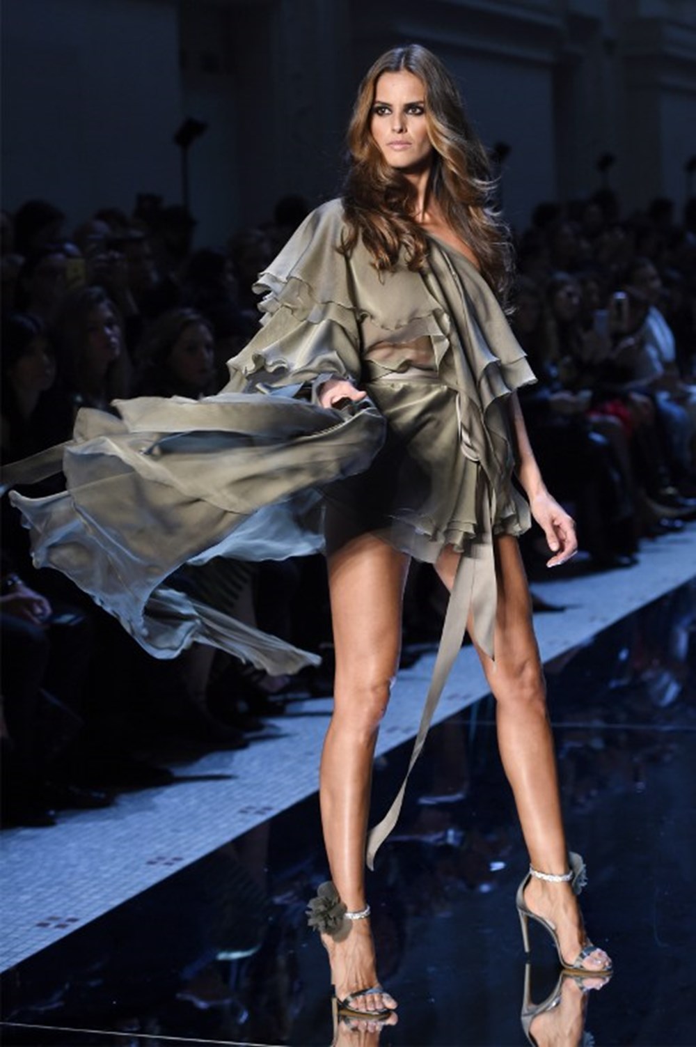 Модели на показе. Ходит по подиуму как называется. Показ моделей на подиуме. Кайя гербер на показе. Фотомодели на подиуме.