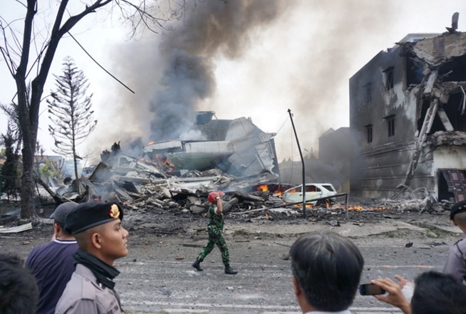 Endonezya'da askeri nakliye uçağı otelin üzerine düştü - 2