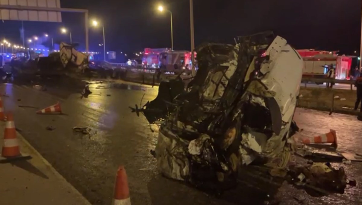 TAG Otoyolu'nda feci kaza | TIR, 3 araca çarptı: 3 kişi öldü TAG Otoyolu'nda feci kaza | TIR, 3 araca çarptı: 3 kişi öldü