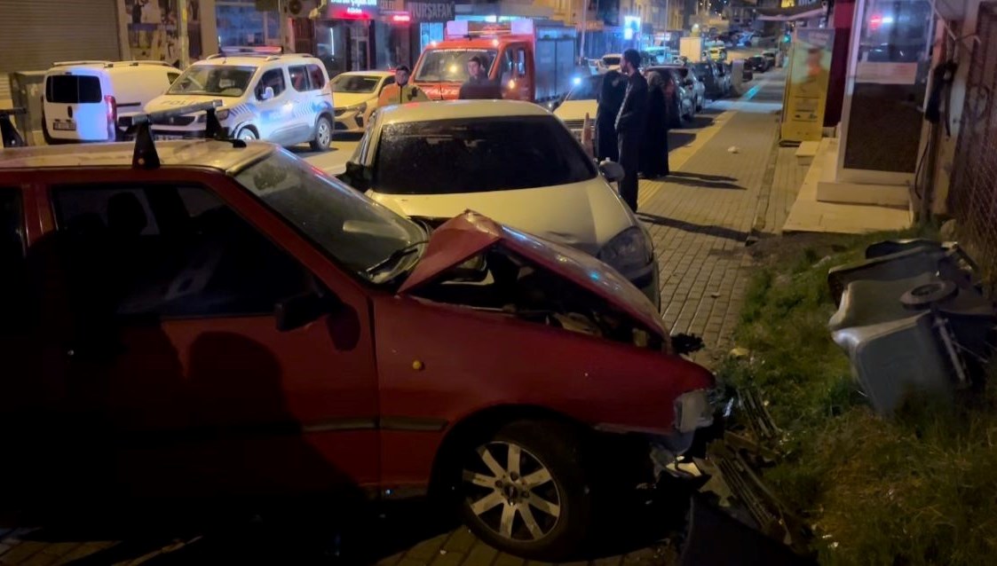 Bursa'da park halindeki 3 araca çarpan sürücü kaçtı