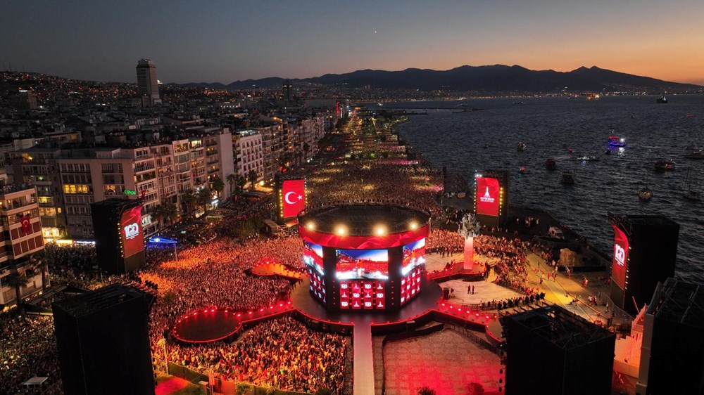 İzmir’de kurtuluş günü coşkusu: Tarkan konserine yüz binlerce kişi akın etti - 4