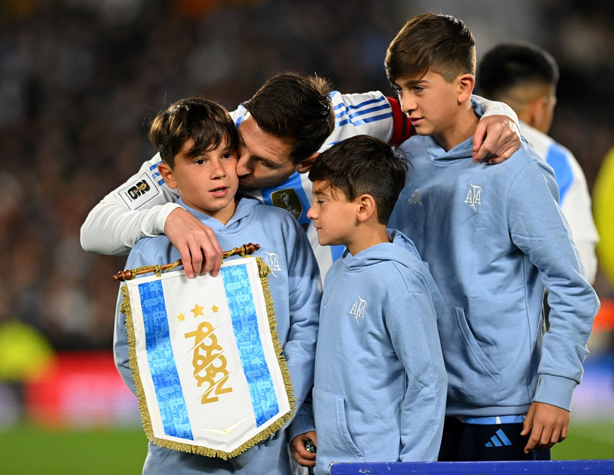 Maç önü seremonisine çocuklarıyla birlikte çıkan Messi duygusal anlar yaşarken, evlatlarını tek tek öptü.