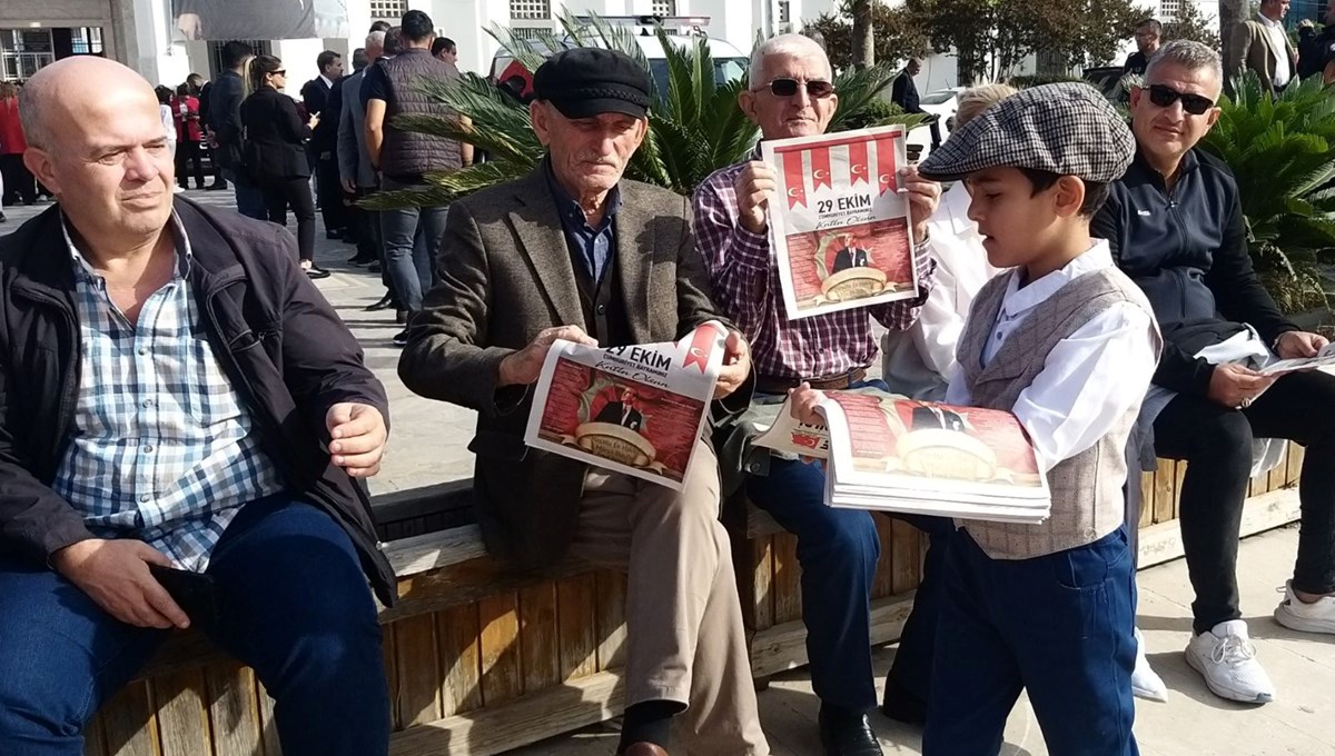 Adana’da Cumhuriyet coşkusu: Öğrenciler Cumhuriyet'in ilan edildiğini duyuran gazete dağıttı Adana’da Cumhuriyet coşkusu: Öğrenciler Cumhuriyet'in ilan edildiğini duyuran gazete dağıttı