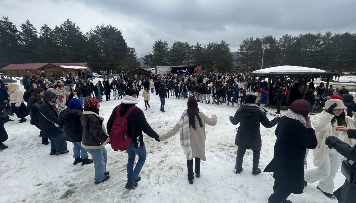 Karlar altında hamsi ve horon keyfi Karlar altında hamsi ve horon keyfi