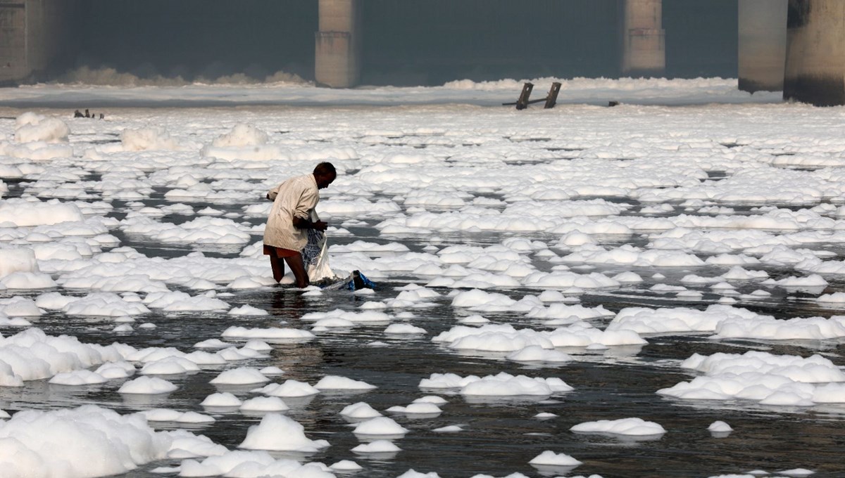Hindistan'da Yamuna Nehri zehirli köpükle kaplandı