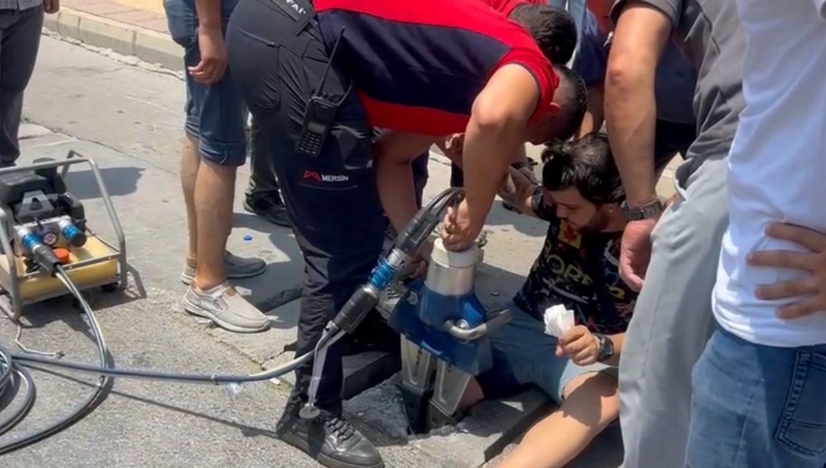 Mersin'de otobüsten inen gencin bacağı beton mazgala sıkıştı Mersin'de otobüsten inen gencin bacağı beton mazgala sıkıştı
