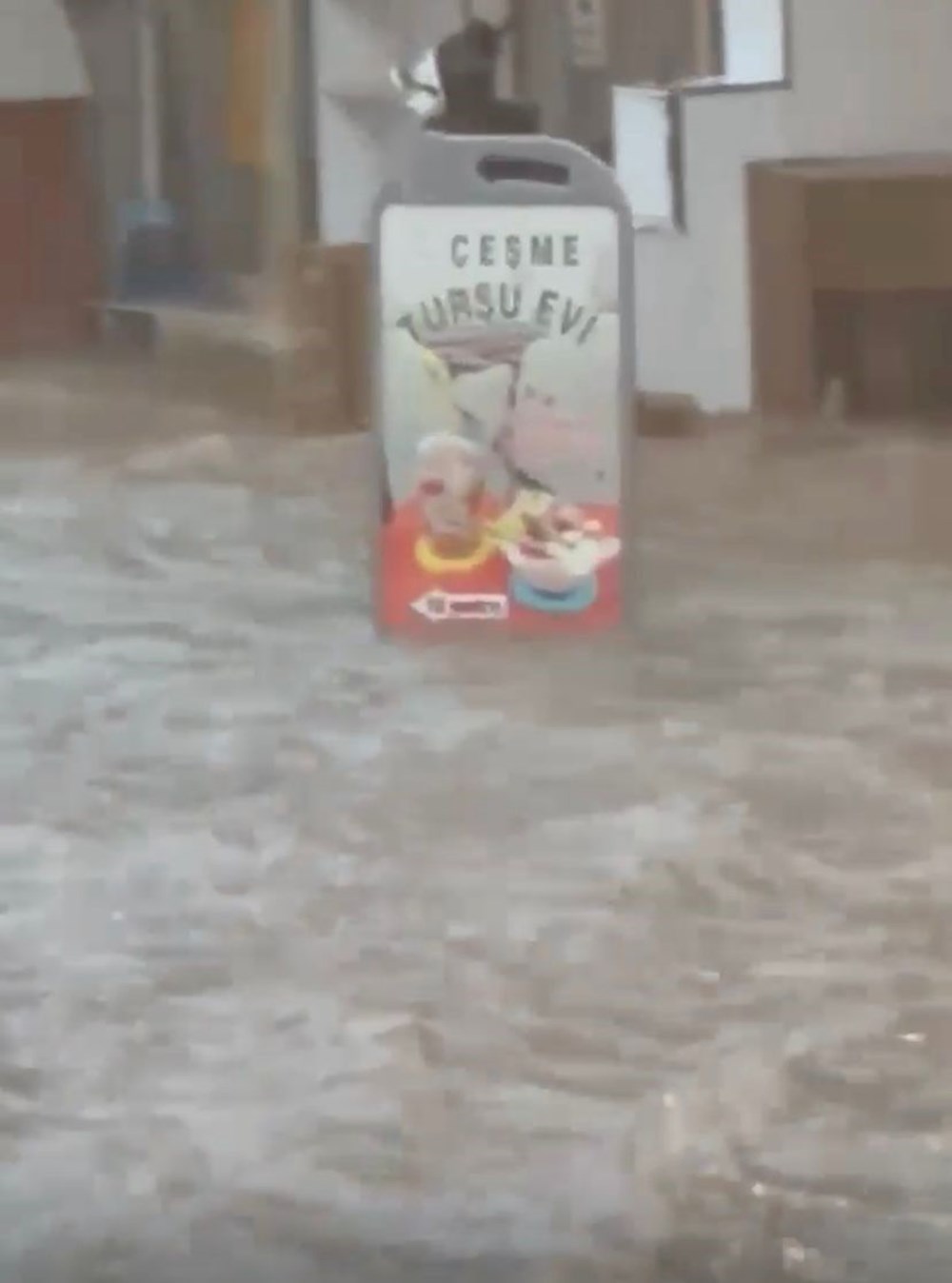 Çeşme'yi sağanak vurdu: Ev ve iş yerlerini su bastı - 2