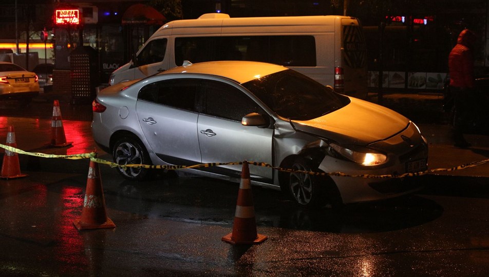 Kağıthane'de iş yerini tarayıp kaçan saldırganlar kaza yapınca yakalandı