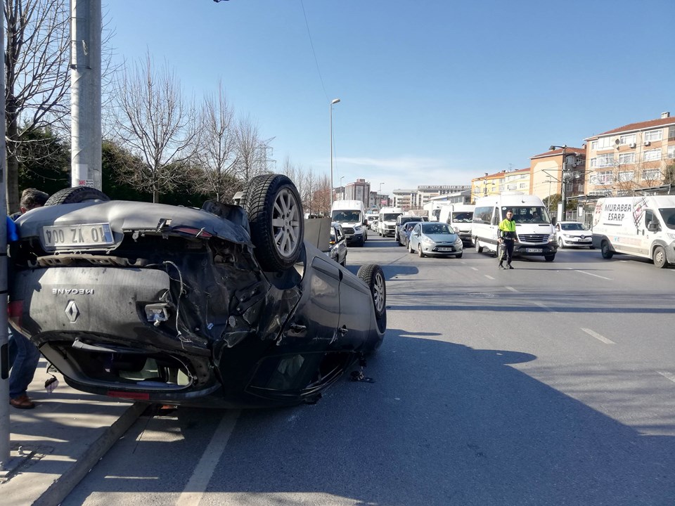 İstanbul Sultangazi'de makas atan sürücü zincirleme kazaya neden oldu - 1