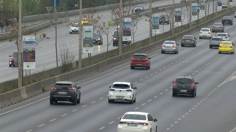 Bayramın ilk gününde yollar boş kaldı - 1