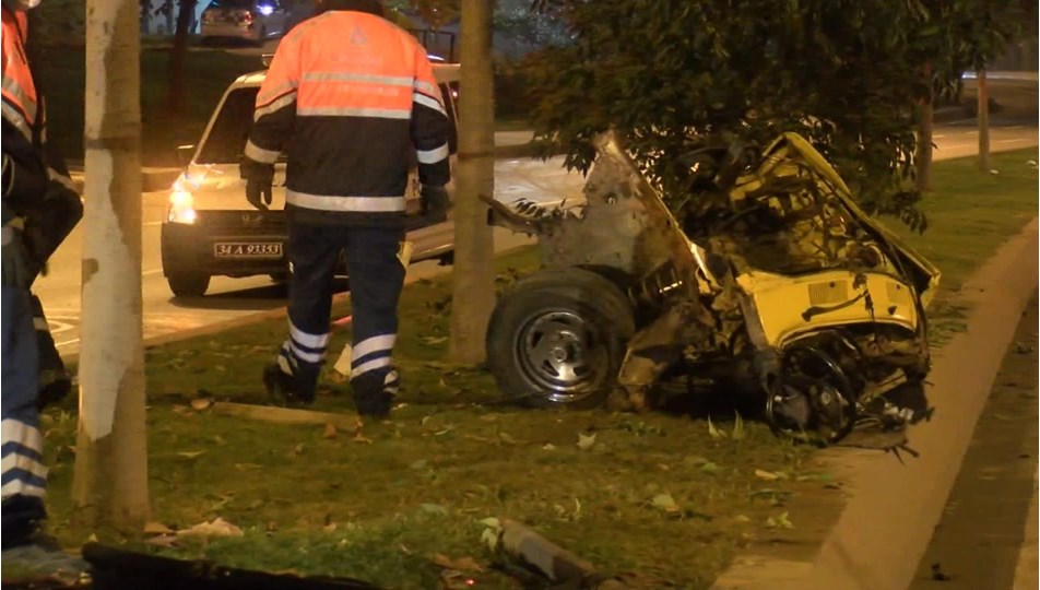 Ağaca çarpan otomobil ikiye bölündü (Sürücü ağır yaralandı)