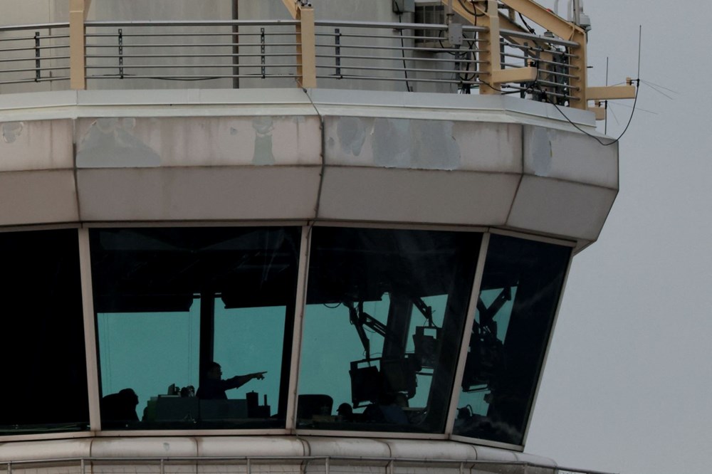 ABD’deki uçak kazasının ön raporu açıklandı: 4 kişinin işini 2 kişi yapıyormuş! 24 saat önce acil iniş olmuş! - 8