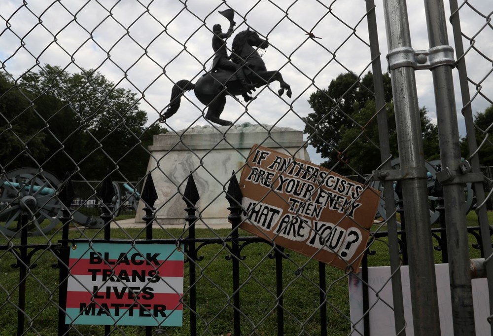 Beyaz Saray önündeki Andrew Jackson heykelini yıkmak isteyen göstericilere sert müdahale - 3
