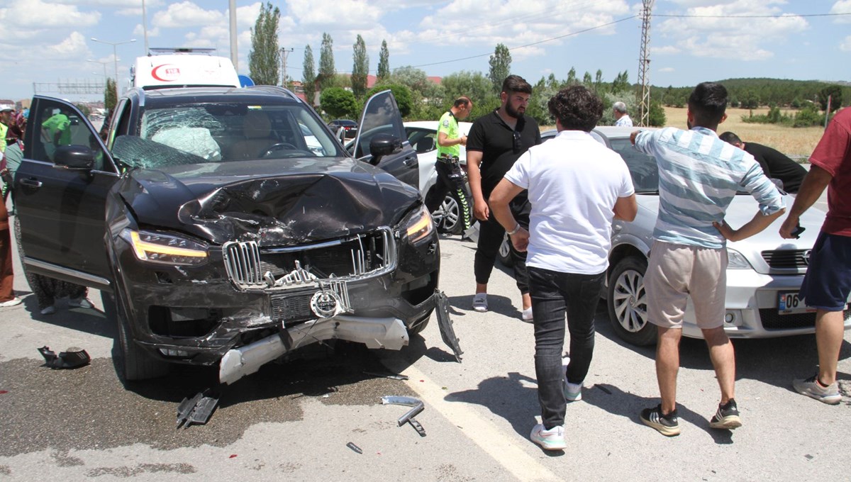 Konya'da 3 aracın karıştığı kazada 4 kişi yaralandı